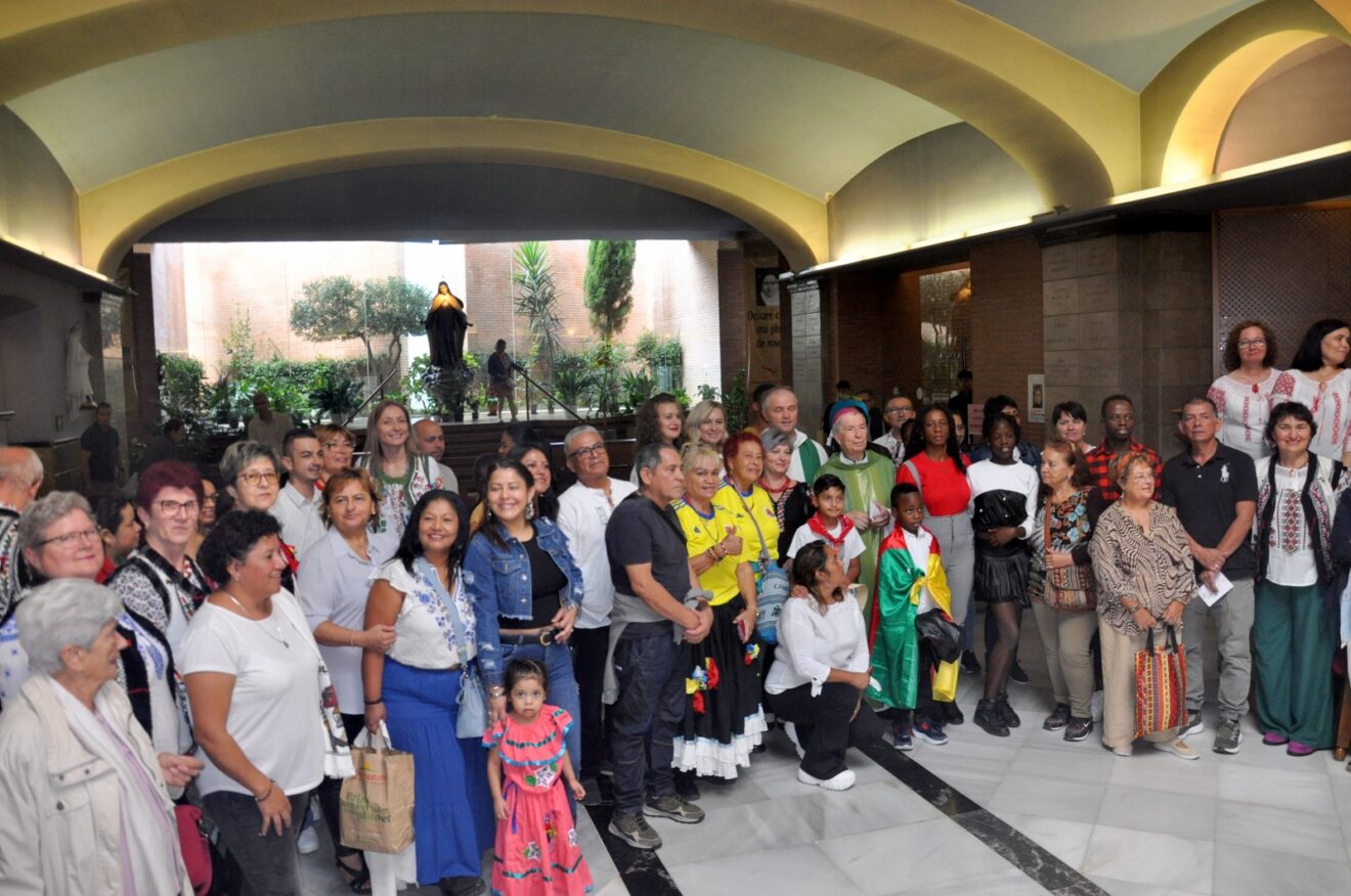 DESENES DE PERSONES CELEBREN LA JORNADA MUNDIAL DEL MIGRANT I DEL REFUGIAT