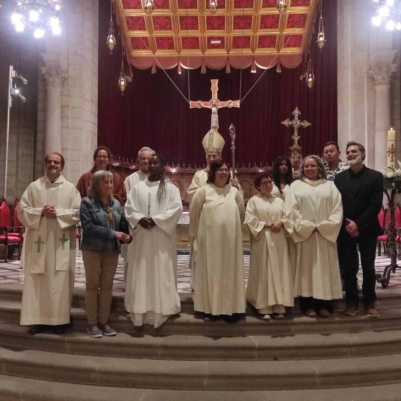 CINC ADULTS REBEN ELS SAGRAMENTS DE LA INICIACIÓ CRISTIANA