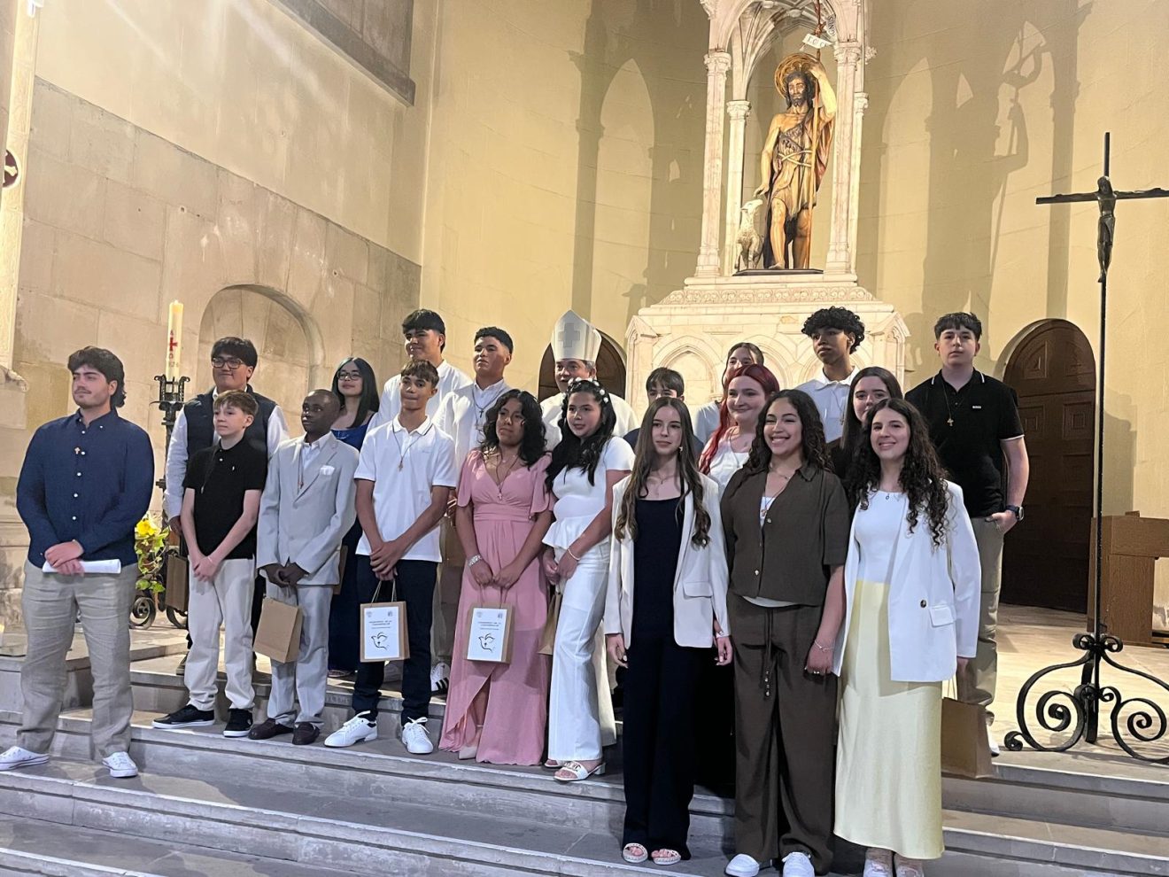 EL BISBE DANIEL HA CONFIRMAT DINOU JOVES DEL COL·LEGI SAGRADA FAMÍLIA I DE LA UP EL CARME-SANT JOAN