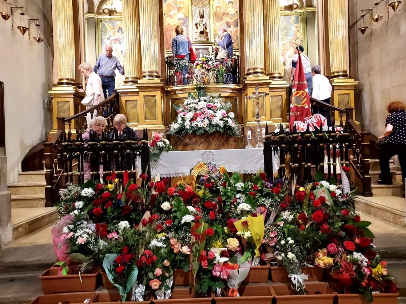MULTITUDINÀRIA OFRENA FLORAL A LA MARE DE DÉU DE MONTSERRAT A LA CATEDRAL